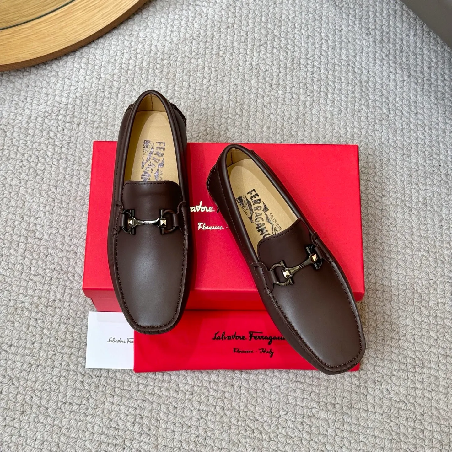 Men's men's shoes 💰420 (Yangli) Ferragamo 〰Ferragamo 2⃣️0⃣️2⃣️5️⃣ New series 👊🏻 Upper 🇮🇹 Italian imported calfskin, original outsole molding. Water-dyed sheepskin lining. The identity of every successful man is set off, and the upper and lower shoes are elegant and stable🚶🏻🚶🏻The high-end custom counter original replica is an eternal classic🔍️Number of codes: 38-46 with counter packaging